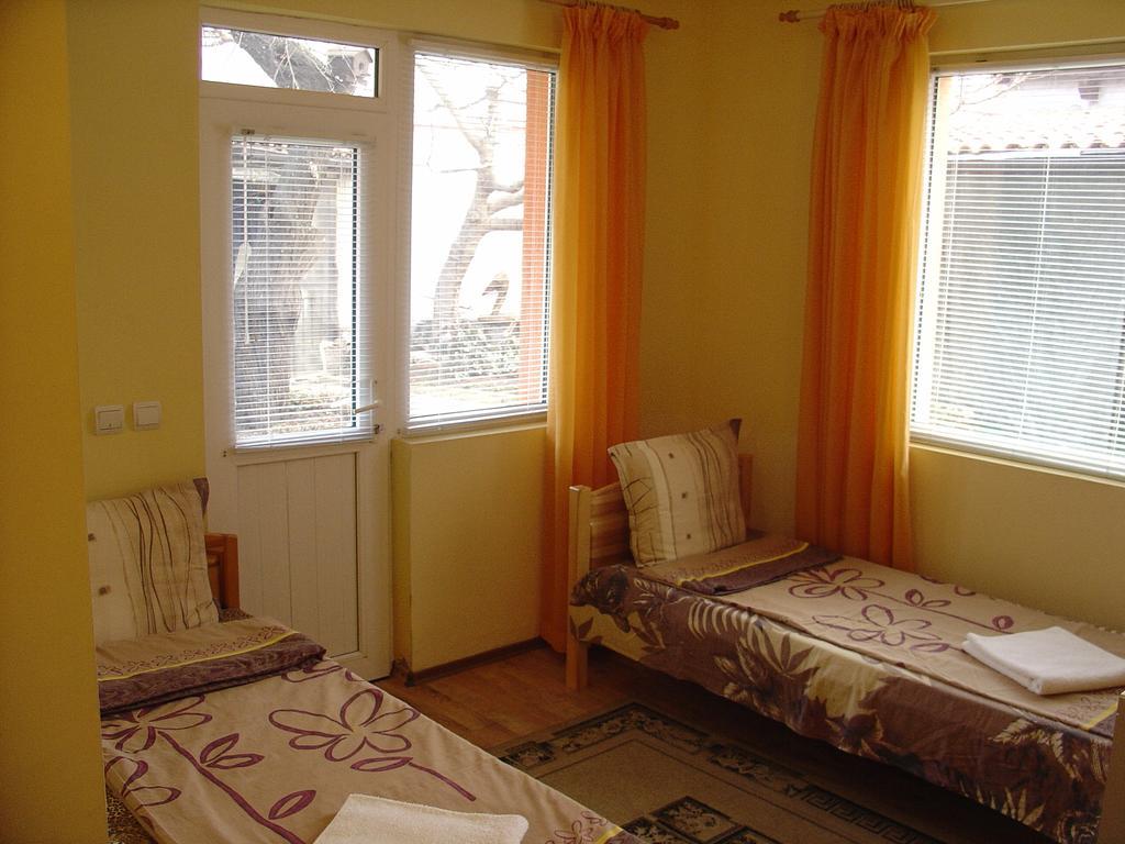 צ'רנומורץ Guest House Alex מראה חיצוני תמונה